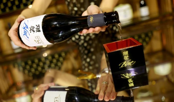 Ein kleines Fläschchen von im Weltall gebrautem Sake ist in Japan für umgerechnet fast 600.000 Euro verkauft worden.
