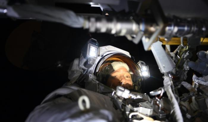 Photographie prise le 25 août montrant l'astronaute française Sophie Adenot en dehors de la Station spatiale internationale (ISS) et publiée par l'Agence spatiale européenne (ESA)