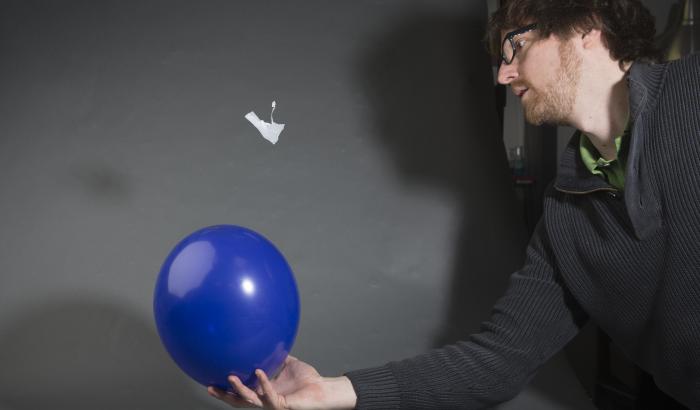 blauer Luftballon und Plastikqualle