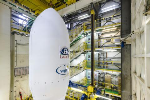 Le lanceur Vega C au port spatial de Kourou, en Guyane française, le 12 juillet 2022