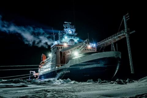 Nach zehnmonatiger gemeinsamer Drift durch arktische Gewässer ist die Eisscholle des Forschungseisbrechers "Polarstern" zerbrochen. Sie habe das Ende ihres Lebenszyklus erreicht und sich aufgelöst, teilte das Alfred-Wegener-Institut mit.