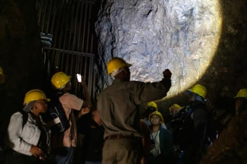 Le guide Kenth Mawete accompagne des visiteurs dans les grottes de Sterkfontein, le 15 avril 2025 à Krugersdorp, près de Johannesburg, en Afrique du Sud