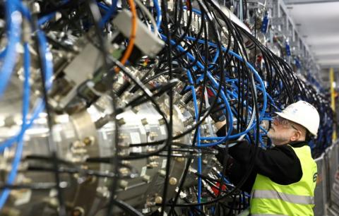 Un technicien de l'ESS travaille sur une section de l'accélérateur de protons à Lund, le 26 avril 2024 en Suède