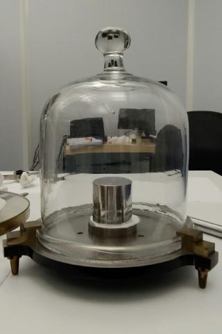 Le "prototype 35" du Laboratoire national de métrologie et d'essais (LNE), photographié à Paris le 15 mai 2025