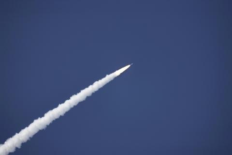 La fusée Vega-C de l'Agence spatiale européenne (ESA), transportant le satellite sud-coréen Kompsat-7, lors de son lancement au Centre spatial de Kourou, le 1er décembre 2025 en Guyane