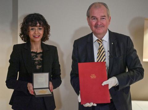In Berlin ist am Montag der diesjährige Chemie-Nobelpreis an die französische Forscherin Emmanuelle Charpentier verliehen worden. Die Mit-Erfinderin der sogenannten Gen-Schere erhielt die Auszeichnung am Abend vom schwedischen Botschafter Per Thöresson.