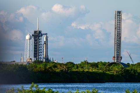 La fusée Falcon 9 et la capsule Crew Dragon de SpaceX à Cap Canaveral, en Floride, le 24 juin 2025