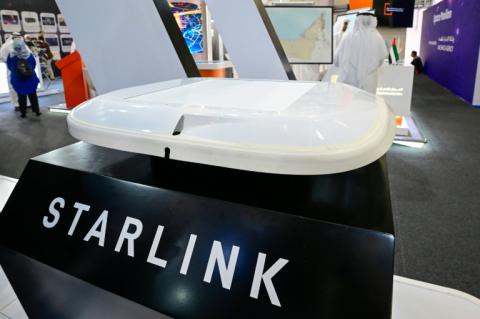 Une antenne Starlink pour avions exposée à l’aéroport international Al-Maktoum pendant le Dubaï Airshow 2025, à Dubaï, le 20 novembre 2025, aux Emirats arabes unis