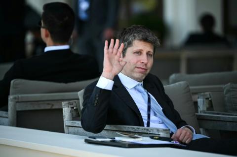 Der Chef des ChatGPT-Entwicklers OpenAI, Sam Altman, hat die Staats- und Regierungschefs des G7-Gipfels dazu aufgerufen, die Kontrolle über die Künstliche Intelligenz (KI) nicht den Tech-Firmen zu überlassen.