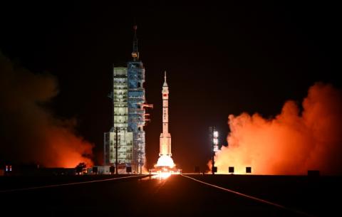 Die dreiköpfige Besatzung der chinesischen Raumfahrtmission Shenzhou-19 ist nach ihrem Start am frühen Mittwochmorgen auf der Raumstation Tiangong angekommen.