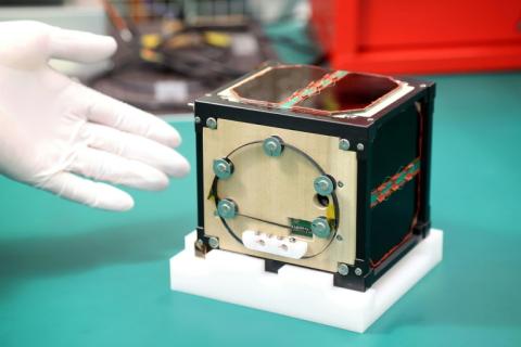 Japanische Forscher haben erstmals einen Satelliten aus Holz gebaut.