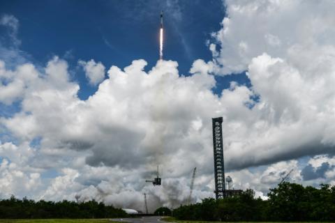 Une fusée de SpaceX transportant la capsule Crew Dragon décolle du Centre spatial Kennedy de la Nasa, en Floride, le 1er août 2025.