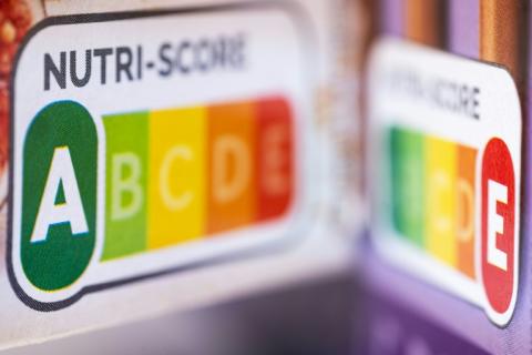 Un étiquetage "Nutri-score" sur une boîte de biscuits, à Paris, le 10 mars 2025