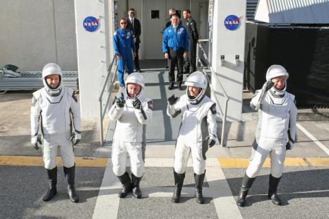 An der Internationalen Raumstation ISS ist eine neue Besatzung eingetroffen. Eine Dragon-Kapsel von SpaceX mit vier Raumfahrern an Bord dockte am Samstag an der Raumstation an.