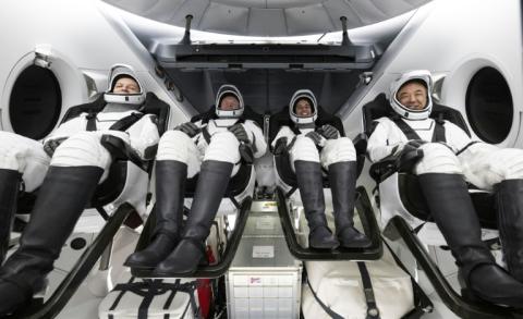 (g-d) Photo diffusée par la NASA, le 12 mars 2024, montrant le cosmonaute de Roscosmos Konstantin Borisov, l'astronaute de l'ESA Andreas Mogensen, l'astronaute de la NASA Jasmin Moghbeli et l'astronaute de la JAXA Satoshi Furukawa, à l'intérieur du vaisseau spatial SpaceX Dragon Endurance récupéré par le navire SpaceX Megan, EGAN peu après son amerrissage au large de Pensacola, dans le golfe du Mexique, en Floride