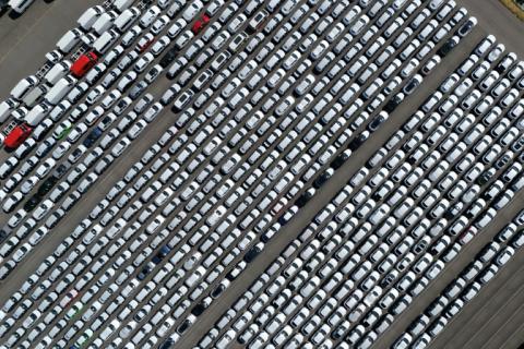 Der Bau von Elektroautos hat sich einer Studie zufolge für viele Autokonzerne weltweit zur "milliardenschweren Belastung" entwickelt. Der Gesamtgewinn von 19 führenden Autokonzernen weltweit schrumpfte 2025 demnach um 59 Prozent. 