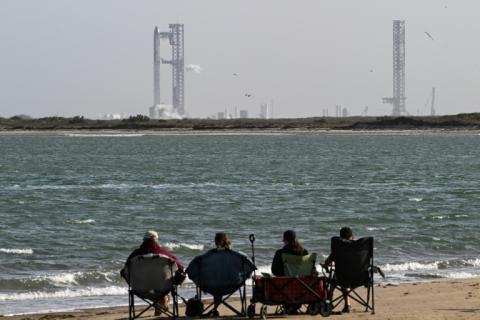 Des personnes assises pour observer un lancement de la fusée Starship de SpaceX, près de Boca Chica au Texas, le 6 mars 2025