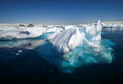 Das Eis der Antarktis schmilzt in einer außergewöhnlich langen Hitzewelle: Nach Angaben des britischen Instituts für Antarktisforschung war es im antarktischen Wintermonat Juli in diesem Jahr im Schnitt 3,1 Grad Celsius wärmer als üblich.