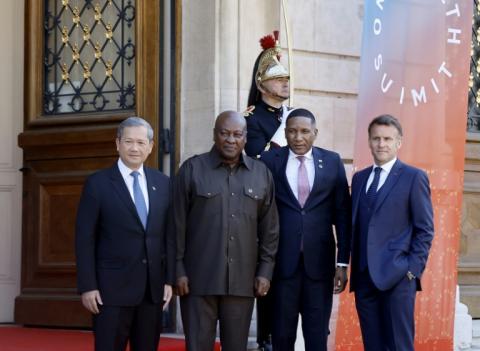 Le Premier ministre cambodgien Hun Manet, les présidents du Ghana John Dramani Mahama et du Botswana Duma Gideon Boko posent à côté du président français Emmanuel Macron le 7 avril 2026 à Lyon
