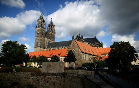 Bei der Konservierung des Grabmals von Otto dem Großen im Magdeburger Dom sollen auch die in einem Sarg gefundenen Überreste untersucht werden. In einem Holzsarg wurden menschliche Überreste und Textilreste gefunden.