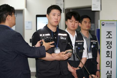 Beim Technologieriesen Samsung in Südkorea ist ein langer Streik vorerst abgewendet: Geschäftsleitung und Gewerkschaft einigten sich am Mittwoch in letzter Minute und unter Vermittlung von Arbeitsminister Kim Young-hoon auf einen neuen Tarifvertrag.
