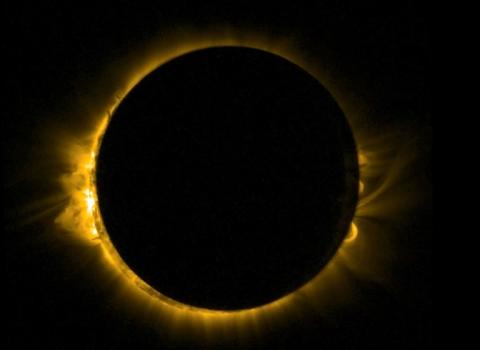 Image de la couronne solaire, prise lors d'une éclipse totale du Soleil par la Lune, avec le satellite Proba-2 de l'Agence spatiale européenne, fournie le 20 mars 2015