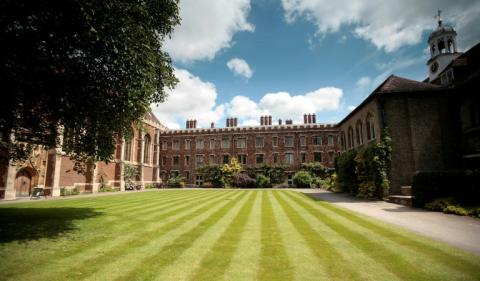 Nach Plagiatsvorwürfen gegen einen ihrer Star-Professoren will die renommierte britische Universität Cambridge künftig ihr Einstellungsverfahren für Spitzenpersonal überarbeiten. Die Hochschule zog damit am Freitag die Konsequenzen aus Plagiatsvorwürfen gegen den Soziologie-Professor Jason Arday
