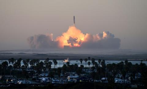 La fusée Starship décolle de la base de SpaceX à Boca Chica au Texas pour son deuxième vol test, le 18 novembre 2023