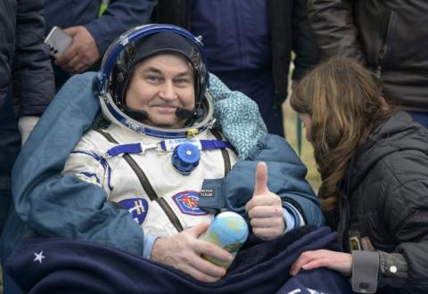 Cette photo fournie par la Nasa montre le cosmonaute russe Alexeï Ovchinin transporté pour des examens médicaux juste après qu'il a atterri avec son compatriote Ivan Vagner et l'austronaute américain Don Pettit à bord de leur vaisseau Soyouz MS-26 au Kazakhstan le 20 avril 2025
