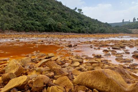 Photo non datée obtenue le 21 juillet 2026 de Luke Bridgestock, de l'université de St Andrews montrant le fleuve Tinto pollué, dans le sud-ouest de l'Espagne
