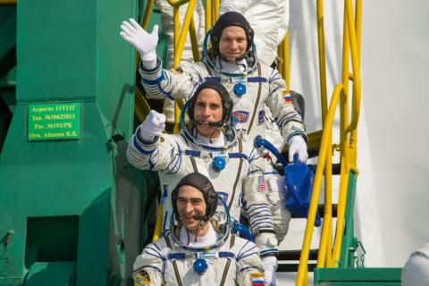 Drei Raumfahrer sind nach fast 200 Tagen an Bord der Internationalen Raumstation (ISS) zur Erde zurückgekehrt. Sie landeten in der kasachischen Steppe, wie Aufnahmen der russischen Raumfahrtbehörde Roskosmos zeigten. 