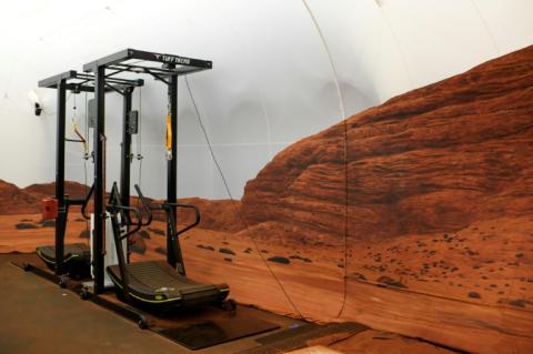 La salle de sport à l'intérieur du "Mars Dune Alpha", un habitat imprimé en 3D conçu pour servir à des missions d'entraînement à la vie sur Mars, le 11 avril 2023 à Houston (Texas), aux Etats-Unis