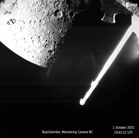 Photo diffusée par l'Agence spatiale européenne (Esa), le 2 octobre 2021, montrant une vue de Mercure capturée le 1er octobre 2021 par la mission conjointe euro-japonaise BepiColombo alors que le vaisseau spatial survole la planète pour une manœuvre d'assistance gravitationnelle