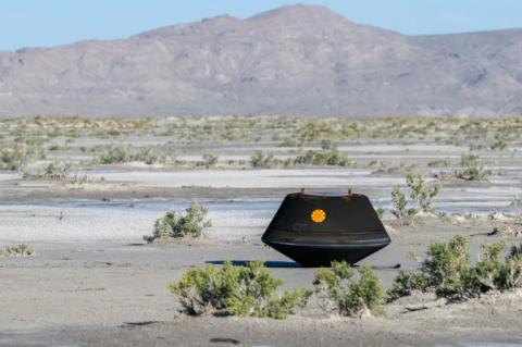 La capsule de la mission Osiris-Rex de la Nasa, contenant un échantillon d'astéroïde, après son atterrissage dans le désert près de Dugway, le 24 septembre 2023 dans l'Utah