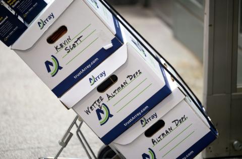 Des cartons de documents juridiques acheminés au palais de justice fédéral d'Oakland pour le procès intenté par Elon Musk contre OpenAI, le 12 mai 2026 en Californie