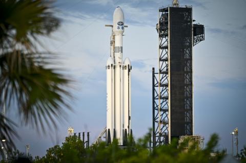 Une fusée Falcon Heavy de SpaceX avant son décollage pour la mission GOES-U, à Cap Canaveral en Floride le 25 juin 2024