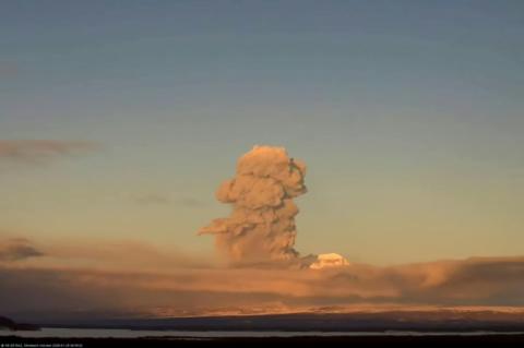 Un immense panache de cendres se dégage du volcan Chiveloutch, sur la péninsule russe du Kamtchatka, le 28 janvier 2026
