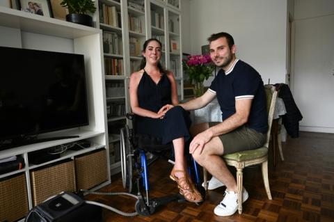 Leah Stavenhagen, 28 ans, atteinte de sclérose latérale amyotrophique (SLA), plus connue sous le nom de maladie de Charcot, avec son mari Hugo Taubmann, à Paris le 5 mai 2022