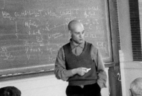 Photo diffusée par l'Institut des Hautes Etudes Scientifiques (IHES), le 18 novembre 2014, d'Alexandre Grothendieck donnant un cours à l'IHES dans les années 60