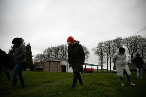 Des volontaires à la recherche de météorites après la chute de l'astéroïde 2023 CXI, le 17 février 2023 à Angiens (Seine-Maritime)