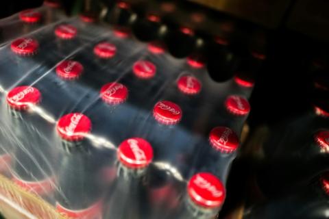 Getränke aus Glasflaschen können mehr Mikroplastik enthalten als Getränke aus Plastikflaschen. Die Partikel in den Glasflaschen stammen zumeist von der Farbe auf dem Kapselverschluss.