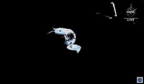 La fusée Dragon de SpaceX avec l'équipage Crew-3 à bord, approchant la Station spatiale internationale, le 11 novembre 2021