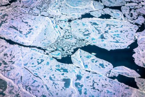 Trotz eines sehr heißen Sommers auf der Nordhalbkugel der Erde ist die Meereisbedeckung in der Arktis in diesem Jahr nicht auf einen neuen Tiefstand gesunken. Die Ausdehnung lag aber zugleich weiterhin unter dem langjährigen Mittel der Eisausdehnung.