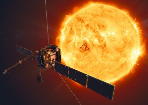 Wenige Monate nach ihrem Start hat die Raumsonde "Solar Orbiter" Bilder der Sonne aus bisher unerreichter Nähe eingefangen. Die Aufnahmen zeigen unter anderem "Lagerfeuer" auf der Sonne.