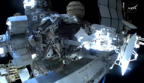 Image tirée d'une retransmission vidéo en direct de la Nasa, le 18 août 2026, montrant l'astronaute de l'ESA Sophie Adenot (d) lors de sa sortie dans l'espace à l'extérieur de la Station spatiale internationale (ISS), avec pour objectif de remplacer une antenne de liaison espace-sol sur le complexe orbital