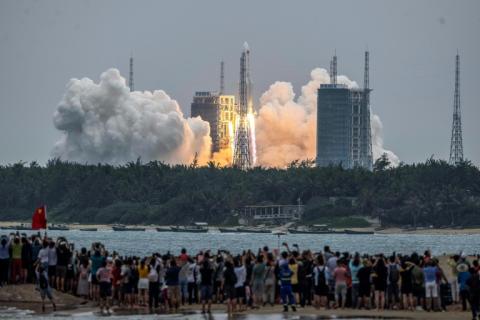 La fusée chinoise Longue-Marche 5B décolle du centre spatial Wenchang, le 29 avril 2021 sur l'île de Hainan