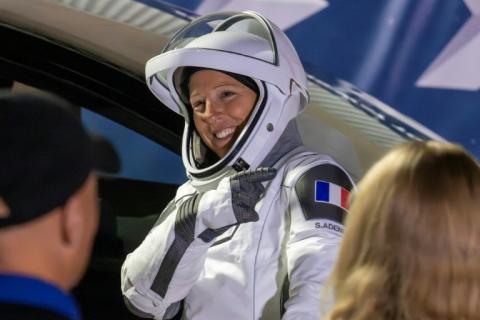 L'astronaute de l'ESA Sophie Adenot montre le drapeau français sur son épaule alors qu'elle s'apprête à rejoindre la fusée Falcon 9 de SpaceX et son vaisseau spatial Dragon, au complexe de lancement spatial 40 de la base de la Force spatiale de Cap Canaveral, en Floride, le 13 février 2026, pour la mission Crew-12