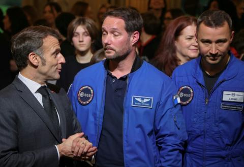 Le président français Emmanuel Macron (à gauche) s'entretient avec l'astronaute français de l'ESA (Agence spatiale européenne) Thomas Pesquet (2e à droite), aux côtés de l'astronaute français Arnaud Prost (à droite), à l'issue d'une visioconférence avec l'astronaute française Sophie Adenot avant son départ pour la Station spatiale internationale, à l'Élysée, à Paris, le 5 février 2026