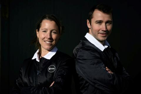 Les astronautes français Sophie Adenot (g) et Arnaud Prost à la base aérienne de Cazaux, le 5 décembre 2022 en Gironde