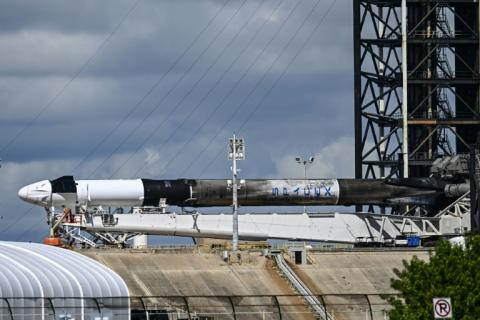 Une fusée Falcon 9 de SpaceX avec la capsule Crew Dragon Resilience au Centre spatial Kennedy, avant la mission Polaris Dawn, à Cap Canaveral, le 27 août 2024 en Floride